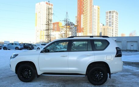 Toyota Land Cruiser Prado 150 рестайлинг 2, 2022 год, 8 990 000 рублей, 6 фотография