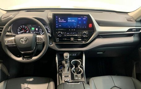 Toyota Highlander, 2024 год, 6 900 000 рублей, 12 фотография
