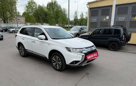 Mitsubishi Outlander III рестайлинг 3, 2021 год, 2 950 000 рублей, 3 фотография
