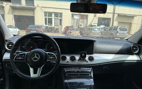 Mercedes-Benz E-Класс, 2019 год, 1 900 000 рублей, 11 фотография