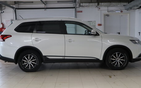 Mitsubishi Outlander III рестайлинг 3, 2016 год, 1 349 990 рублей, 8 фотография