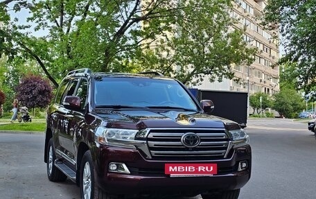 Toyota Land Cruiser 200, 2018 год, 5 999 000 рублей, 2 фотография