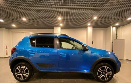 Renault Sandero II рестайлинг, 2021 год, 1 380 000 рублей, 2 фотография