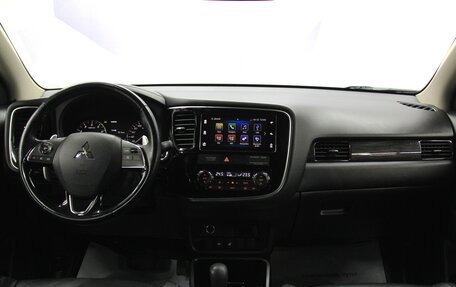 Mitsubishi Outlander III рестайлинг 3, 2017 год, 1 997 000 рублей, 12 фотография