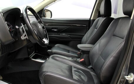Mitsubishi Outlander III рестайлинг 3, 2017 год, 1 997 000 рублей, 10 фотография