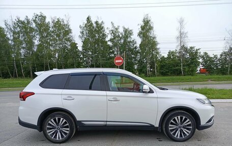 Mitsubishi Outlander III рестайлинг 3, 2019 год, 2 669 000 рублей, 5 фотография
