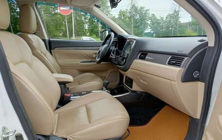 Mitsubishi Outlander III рестайлинг 3, 2019 год, 2 669 000 рублей, 13 фотография