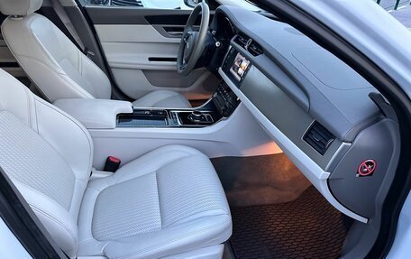 Jaguar XF II, 2017 год, 2 000 000 рублей, 23 фотография