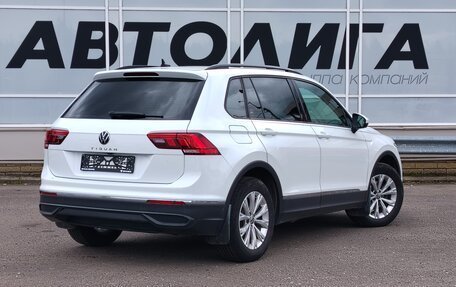 Volkswagen Tiguan II, 2021 год, 2 384 000 рублей, 2 фотография