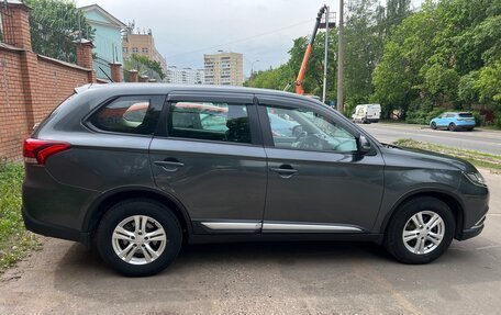 Mitsubishi Outlander III рестайлинг 3, 2016 год, 1 700 000 рублей, 3 фотография