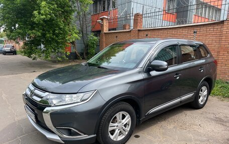 Mitsubishi Outlander III рестайлинг 3, 2016 год, 1 700 000 рублей, 2 фотография