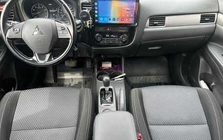 Mitsubishi Outlander III рестайлинг 3, 2016 год, 1 700 000 рублей, 9 фотография