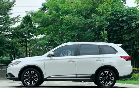 Mitsubishi Outlander III рестайлинг 3, 2021 год, 1 900 000 рублей, 4 фотография