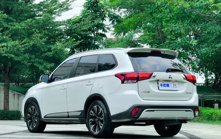 Mitsubishi Outlander III рестайлинг 3, 2021 год, 1 900 000 рублей, 5 фотография