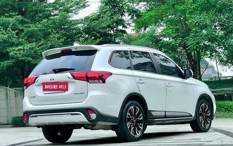 Mitsubishi Outlander III рестайлинг 3, 2021 год, 1 900 000 рублей, 7 фотография