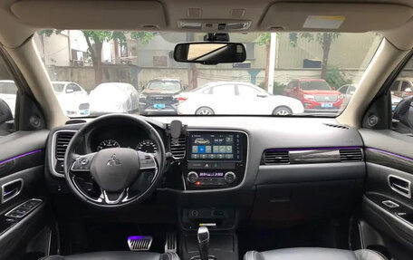 Mitsubishi Outlander III рестайлинг 3, 2021 год, 1 900 000 рублей, 13 фотография