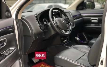 Mitsubishi Outlander III рестайлинг 3, 2021 год, 1 900 000 рублей, 9 фотография