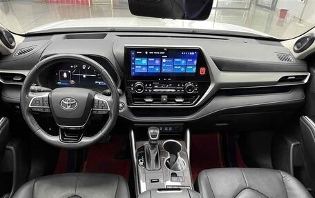 Toyota Highlander, 2022 год, 3 937 123 рублей, 24 фотография