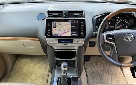 Toyota Land Cruiser Prado 150 рестайлинг 2, 2022 год, 3 800 000 рублей, 18 фотография