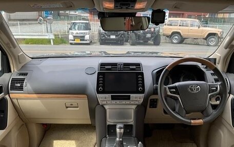 Toyota Land Cruiser Prado 150 рестайлинг 2, 2022 год, 3 800 000 рублей, 16 фотография