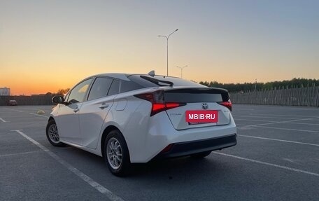 Toyota Prius IV XW50, 2019 год, 2 200 000 рублей, 3 фотография