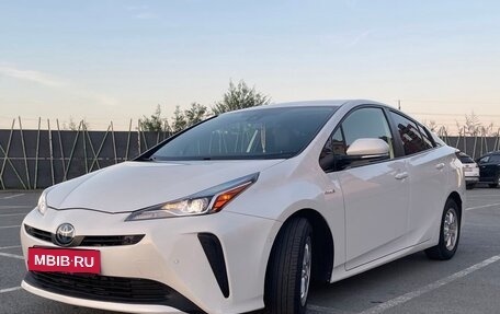 Toyota Prius IV XW50, 2019 год, 2 200 000 рублей, 2 фотография