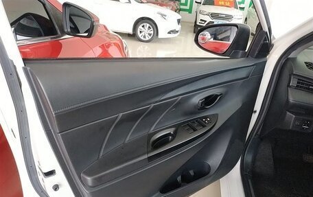 Toyota Yaris XP150 рестайлинг, 2021 год, 1 330 000 рублей, 19 фотография