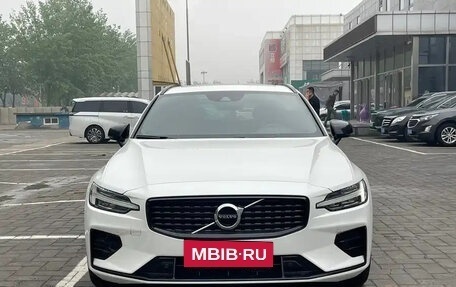 Volvo V60 II, 2022 год, 3 150 000 рублей, 2 фотография