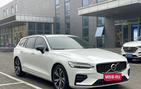 Volvo V60 II, 2022 год, 3 150 000 рублей, 3 фотография