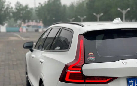 Volvo V60 II, 2022 год, 3 150 000 рублей, 7 фотография