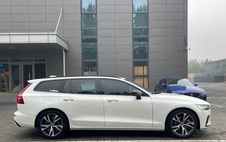 Volvo V60 II, 2022 год, 3 150 000 рублей, 4 фотография