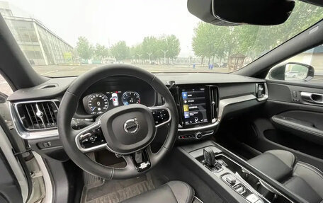 Volvo V60 II, 2022 год, 3 150 000 рублей, 12 фотография