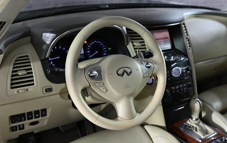 Infiniti QX70, 2015 год, 2 300 000 рублей, 12 фотография