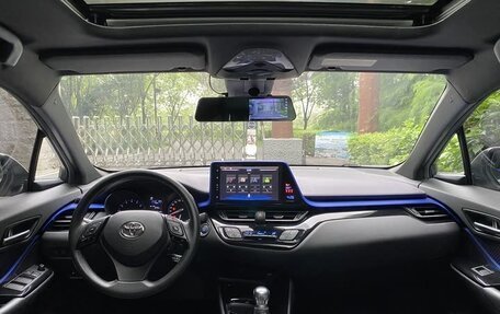 Toyota C-HR I рестайлинг, 2021 год, 2 000 000 рублей, 5 фотография