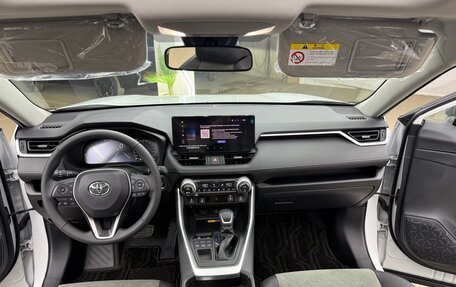 Toyota RAV4, 2024 год, 3 700 000 рублей, 26 фотография