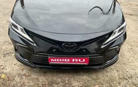 Toyota Camry, 2021 год, 3 300 000 рублей, 2 фотография