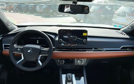 Mitsubishi Outlander, 2025 год, 4 799 000 рублей, 8 фотография