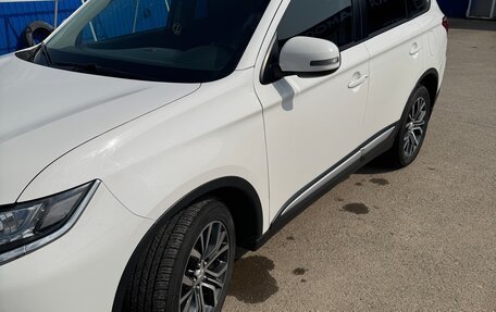 Mitsubishi Outlander III рестайлинг 3, 2018 год, 2 200 000 рублей, 8 фотография