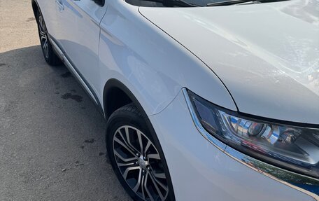 Mitsubishi Outlander III рестайлинг 3, 2018 год, 2 200 000 рублей, 10 фотография