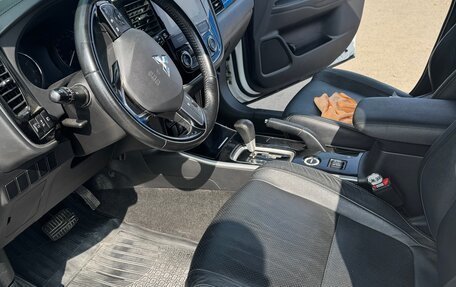 Mitsubishi Outlander III рестайлинг 3, 2018 год, 2 200 000 рублей, 12 фотография