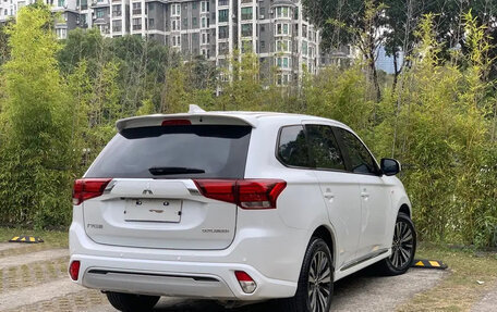 Mitsubishi Outlander III рестайлинг 3, 2022 год, 1 950 000 рублей, 6 фотография