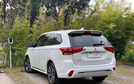 Mitsubishi Outlander III рестайлинг 3, 2022 год, 1 950 000 рублей, 5 фотография