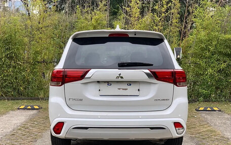 Mitsubishi Outlander III рестайлинг 3, 2022 год, 1 950 000 рублей, 8 фотография