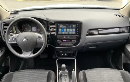 Mitsubishi Outlander III рестайлинг 3, 2022 год, 1 950 000 рублей, 10 фотография