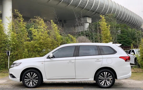 Mitsubishi Outlander III рестайлинг 3, 2022 год, 1 950 000 рублей, 9 фотография