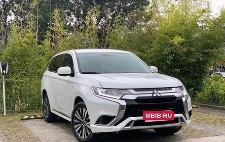Mitsubishi Outlander III рестайлинг 3, 2022 год, 1 950 000 рублей, 2 фотография