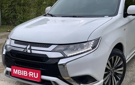 Mitsubishi Outlander III рестайлинг 3, 2022 год, 1 950 000 рублей, 3 фотография