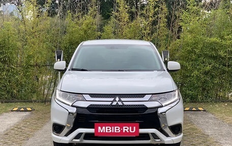 Mitsubishi Outlander III рестайлинг 3, 2022 год, 1 950 000 рублей, 4 фотография