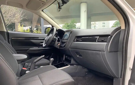 Mitsubishi Outlander III рестайлинг 3, 2022 год, 1 950 000 рублей, 15 фотография