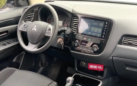 Mitsubishi Outlander III рестайлинг 3, 2022 год, 1 950 000 рублей, 14 фотография